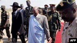 Tổng thống Sudan Omar al-Bashir (giữa) tới thăm miền Nam Sudan