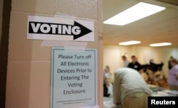 지난 2016년 5월 미국 노스캐롤라이나주에서 예비선거가 열린 가운데 샬럿시 투표소에서 유권자들이 투표하고 있다..