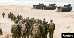 Canadian troops of the 2nd Battalion Royal 22e Regiment Bravo Company move toward amphibious assault vehicles during the biennial RIMPAC exercise at Red Beach Training Area, Camp Pendelton, California, June 27, 2018. (Canadian Armed Forces)