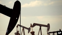 Extractoras de crudo en Lovington, Nuevo México. La Agencia Internacional de Energía ha pronosticado que el suministro de crudo de EE.UU., Rusia y otros países que no pertenecen a la OPEP, baje drásticamente en 2016. 