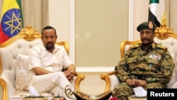 Le Premier ministre éthiopien Abiy Ahmed rencontre le président du Conseil militaire transitoire du Soudan, le 7 juin 2019. . REUTERS/Mohamed Nureldin Abdallah.