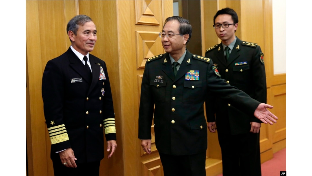 美国海军上将哈里斯(左)在北京八一大楼会见中国军队总参谋长房峰辉将军(中)(2015年3月11日)
