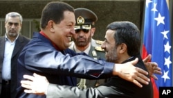 Los presidentes de Venezuela, Hugo Chávez, y Mahmoud Ahmadinejad, abrazan planes similares en asuntos nucleares y militares.