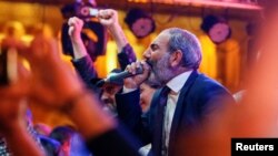 Le leader de l'opposition arménienne, Nikol Pashinyan, mobilise ses sympathisants lors d'un meeting à Erevan, en Arménie, le 1er mai 2018.