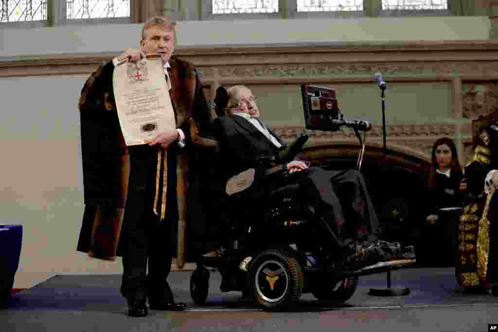Chamberlain of the City of London Peter Kane presents British Professor Stephen Hawking the Honorary Freedom of the City of London in recognition of his outstanding contribution to theoretical physics and cosmology, during a ceremony at the Guildhall.