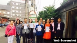 王全璋律师的妻子李文足(左四)、李和平律师妻子王峭岭(右三)等前往中国最高法控告 (网络照片)