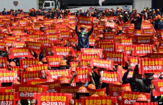 Members of the Korean Confederation of Trade Unions hold up their banners during a May Day rally in Seoul, South Korea, May 1, 2019.