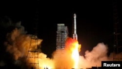 载着两颗北斗-3卫星的运载火箭从西昌卫星发射基地升空。（2017年11月5日）