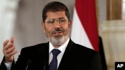 Jaksa Mesir meluncurkan sebuah penyelidikan kriminal terhadap Presiden terguling Mohammed Morsi yang hingga kini berada dalam tahanan rumah (foto: dok).