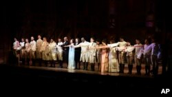 Los actores del galardonado musical de Broadway, "Hamilton", incluido su compositor y creador Lin-Manuel Miranda, en el centro, reciben una gran ovación en el estreno en San Juan, Puerto Rico, enero 11, 2019.