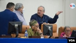 En la imagen el presidente de la Asamblea Nacional de Nicaragua, Gustavo Porras (derecha), habla con otros congresistas. [Foto: VOA/Houston Castillo].