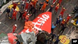 Une partie de la queue de l'appareil d’AirAsia a été repêchée samedi (AP)