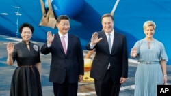 资料照片: 2018年12月3日中国国家主席习近平(左二)与巴拿马总统胡安·卡洛斯·巴雷拉及其夫人洛雷娜·卡斯蒂略在巴拿马城巴拿马运河内的科科利船闸合影