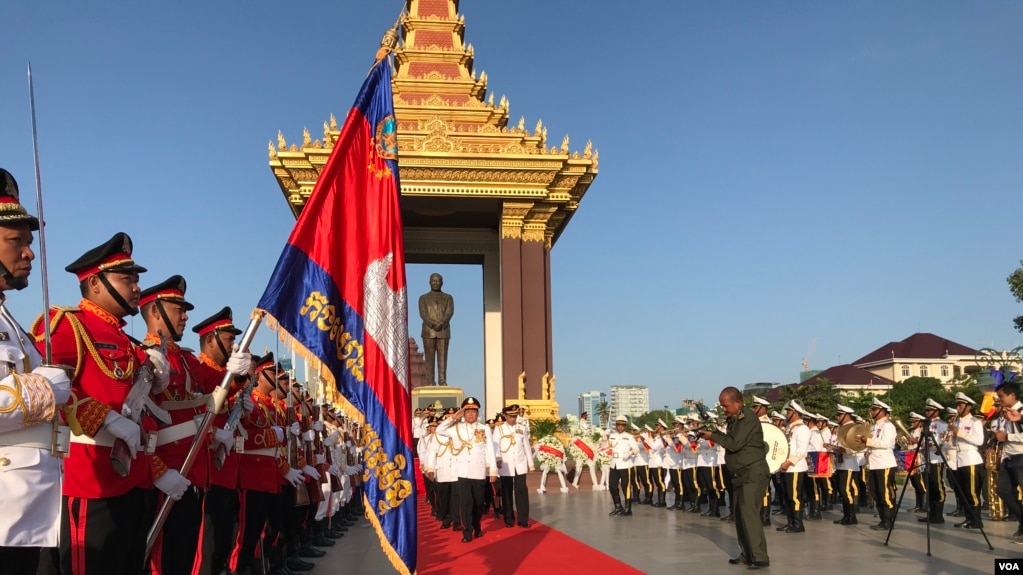 នៅថ្ងៃទី១៥ ខែតុលា ឆ្នាំ២០១៩ ក្រុមមន្ត្រីយោធាផ្តល់ការគោរពដល់អតីតព្រះមហាក្សត្រព្រះបាទ នរោត្តម សីហនុ ក្នុងខួបគម្រប់ប្រាំពីរឆ្នាំនៃការសោយទិវង្គតរបស់ព្រះអង្គ ក្នុងរាជធានីភ្នំពេញ។ (ហ៊ុល រស្មី/VOA)