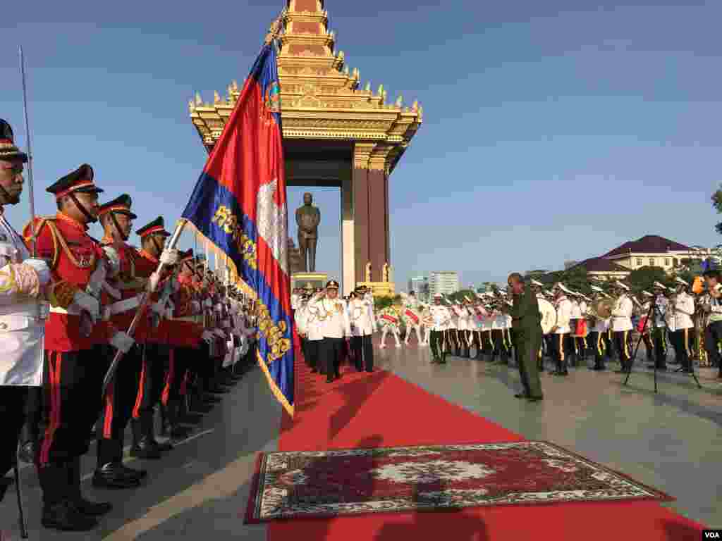 នៅថ្ងៃទី១៥ ខែតុលា ឆ្នាំ២០១៩ ក្រុមមន្ត្រីយោធាផ្តល់ការគោរពដល់អតីតព្រះមហាក្សត្រព្រះបាទ នរោត្តម សីហនុ ក្នុងខួបគម្រប់ប្រាំពីរឆ្នាំនៃការសោយទិវង្គតរបស់ព្រះអង្គ ក្នុងរាជធានីភ្នំពេញ។ (ហ៊ុល រស្មី/VOA)