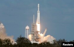 미국의 민간우주 회사인 스페이스X사가 6일 플로리다주 케네디 우주센터에서 대출력 '팰콘헤비(Falcon Heavy)' 로켓을 발사하고 있다.