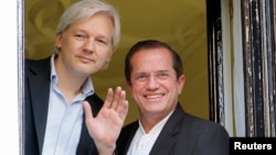 El fundador de WikiLeaks, Julian Assange y el canciller de Ecuador, Ricardo Patino, en la embajada en Londres. 