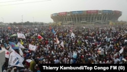 Des milliers de Congolais massés à Kinshasa pour écouter l'opposant historique en RDC. (Thierry Kambundi/Top Congo FM)