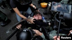 Các cuộc biểu tình ngày càng có xu hướng bạo lực ở Hong Kong đẩy vùng lãnh thổ do Trung Quốc cai trị vào cuộc khủng hoảng nghiêm trọng nhất trong nhiều thập niên.