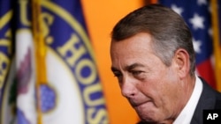 រូបឯកសារ៖ លោក John Boehner ប្រធាន​សភា​អាមេរិក​ដើរ​ចេញ​ពី​សន្និសីទ​សារព័ត៌មាន​នៅ​រដ្ឋ​សភា​អាមេរិក​នៅ​រដ្ឋ​ធានី​វ៉ាស៊ីនតោន កាល​ពី​ថ្ងៃទី២៥ ខែ​កញ្ញា ឆ្នាំ​២០១៥។ (AP/Steve Helber)
