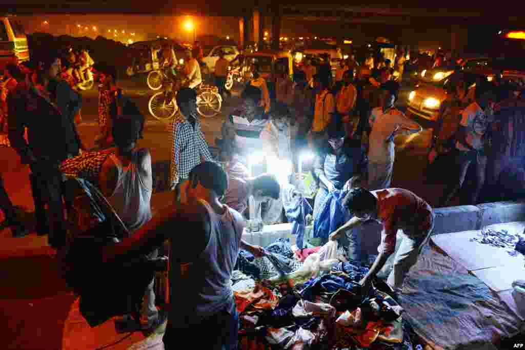 힌두교 최대 축제인 등명제를 앞두고 1일 인도 뉴델리 시장이 손님들로 분주하다.