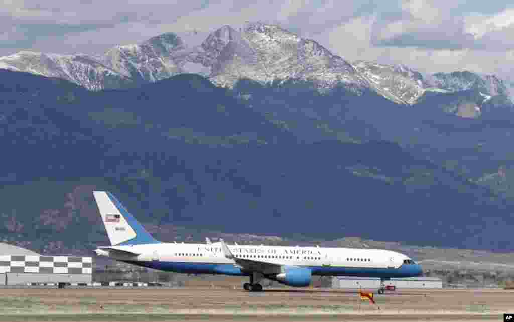 Con el Pikes Peak al fondo, el Air Force II , el avión del vicepresidente de EE.UU. Mike Pence, llega a la terminal de la Base Peterson, en Colorado Springs, Colorado, para la ceremonia de graduación de 2020 de los cadetes de la Fuerza Aérea.&nbsp; El Pikes Peak es la cumbre más alta de la cordillera frontal de las Montañas Rocosas