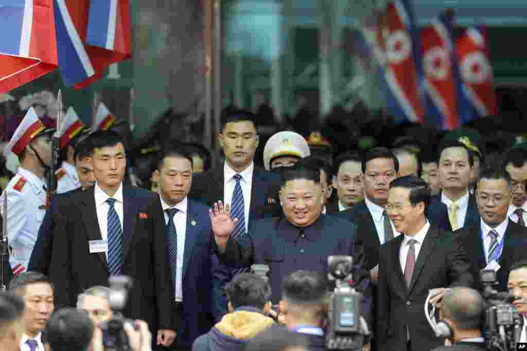 김정은 북한 국무위원장이 베트남 동당역에 도착해 전용 차량으로 이동하고 있다.