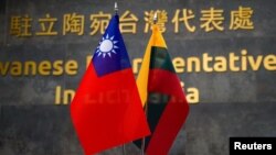 台灣駐維爾紐斯的台灣代表處裡擺放的台灣與立陶宛旗幟。（2022年1月20日）