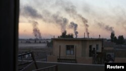 ISIL 점령지인 이라크 모술에서 탈환 작전이 계속되는 가운데 3일 모술 남동부 지역에서 연기가 치솟고 있다.