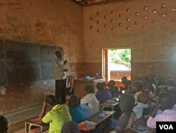 Students at Saint Francois Public School in Bangui couldn’t attend this school for more than two years. The militias in the neighborhood recruited some young people and gave them guns. Now, after it re-opened, about 2,500 students are back in class. (Z. Baddorf/VOA)