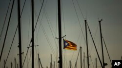 Bendera ya uhuru wa Catalonia ikipepea katika boti kwenye bandari ya Vilanova, Spain, Octoba. 31, 2017. 