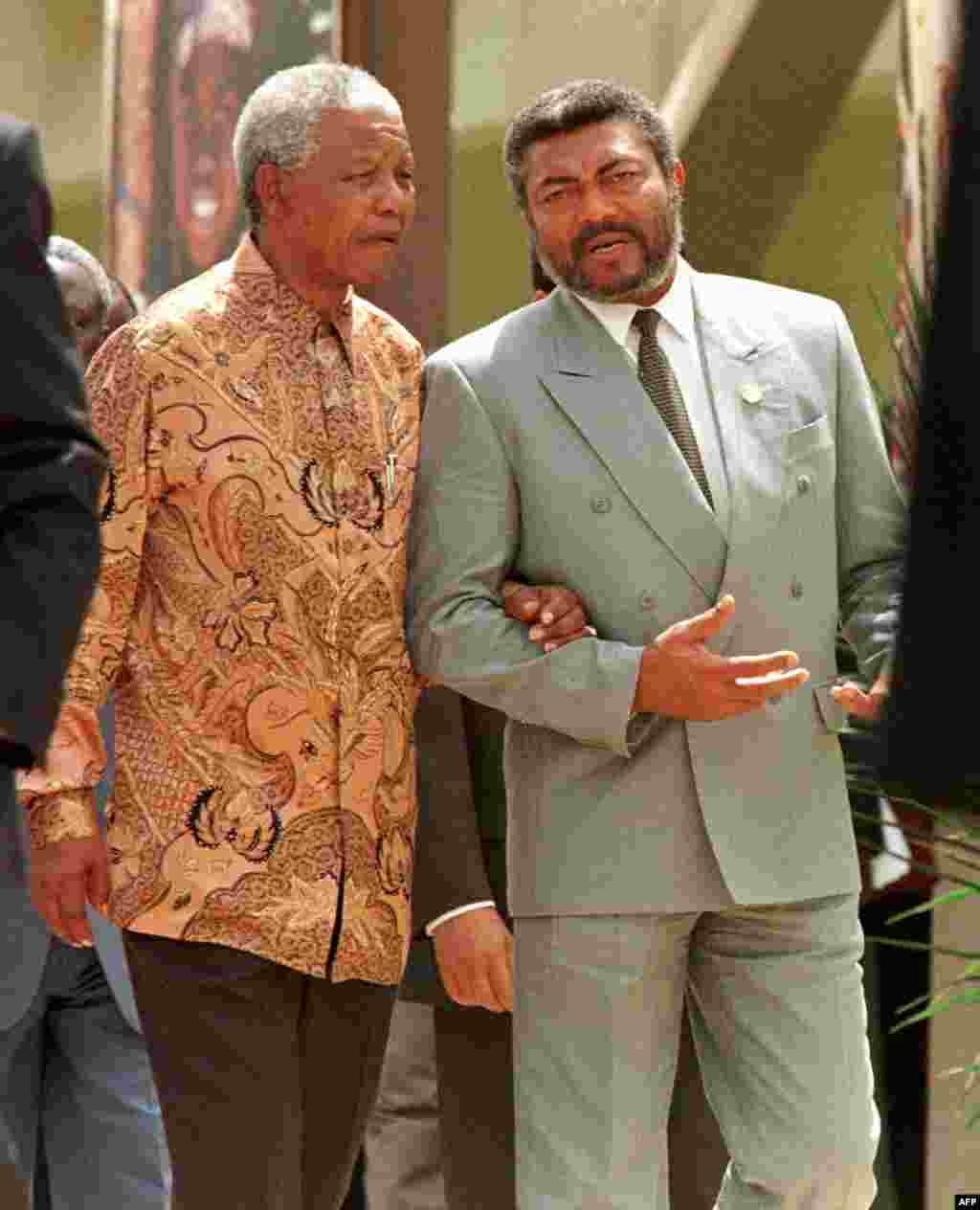 Marais Nelson Mandela wa Afrika Kusini na Jerry Rawlings wa Ghana mjini Ouagadougou kwenye mkutano wa OAU