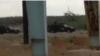 تصویری از ویدئویی که نیروهای نظامی مسلح با دوشکا و سلاح های سنگین را در حال تیراندازی در نیزار ماهشهر نشان می دهد