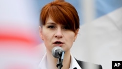 Maria Butina, chef de file d'une organisation pro-armes s'exprime devant une foule en Russie, le 21 avril 2013.