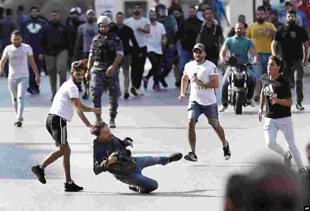 Seorang fotografer Prancis diserang oleh para pendukung Hizbullah saat sedang meliput bentrokan antara pendukung Hizbullah dan para demonstran anti-pemerintah di Beirut, Lebanon.