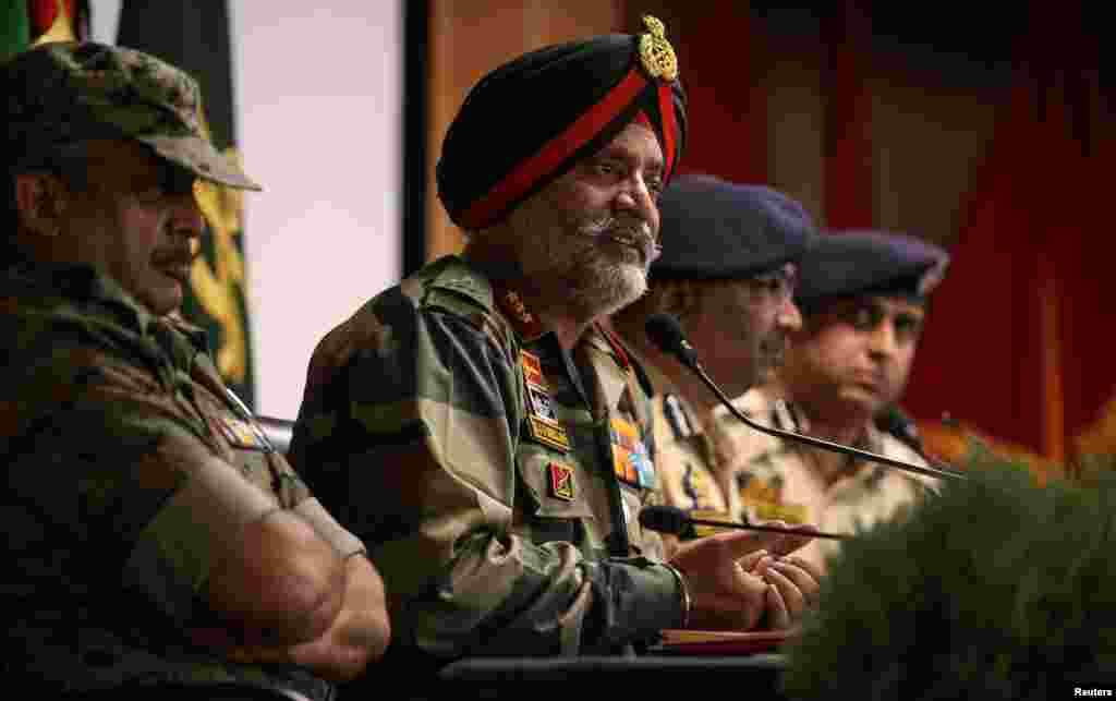 بھارتی فوجی سربراہ لیفٹیننٹ جنرل کے جے ایس ڈھلون نے سری نگر کے دورے کے موقع پر پریس کانفرنس سے بھی خطاب کیا۔ &nbsp; &nbsp; 