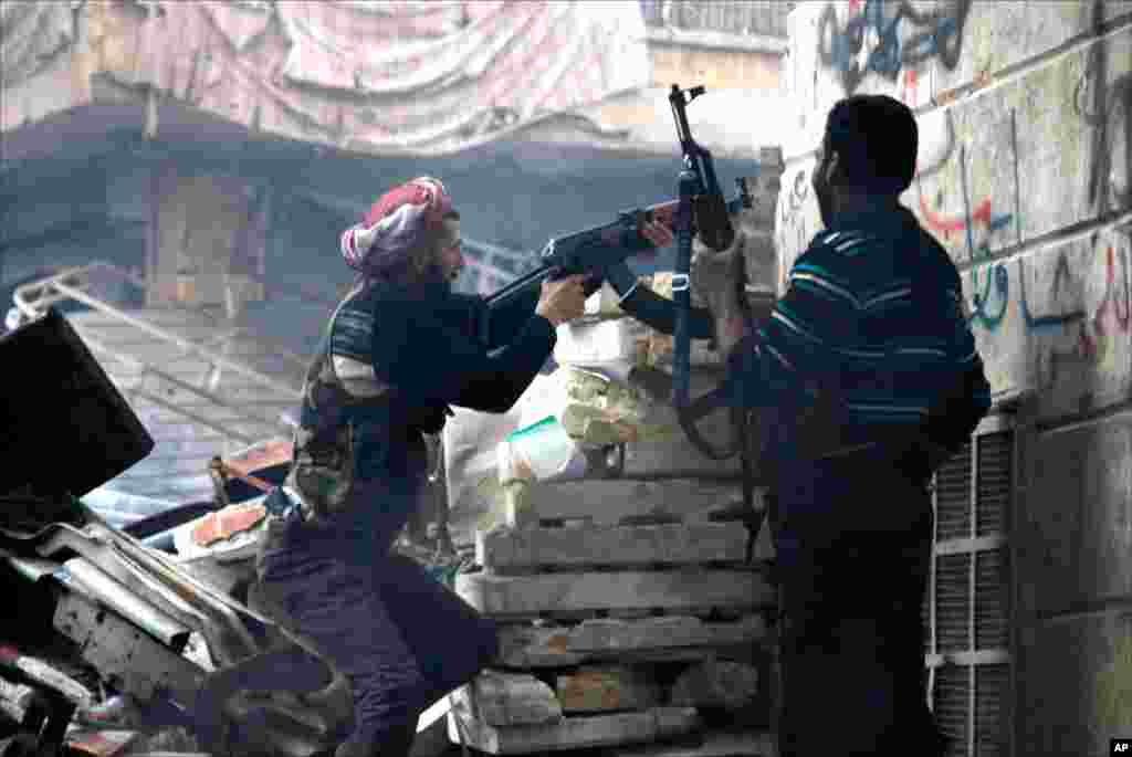 Binh sĩ của qu&acirc;n đội Giải ph&oacute;ng Syria chiến đấu tại thị trấn&nbsp;Salaheddine ở Aleppo, ng&agrave;y 29/12/2012.