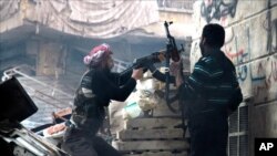 Tentara pemberontak Suriah melepaskan tembakan dalam pertempuran dengan pasukan pemerintah di Aleppo (29/12). 