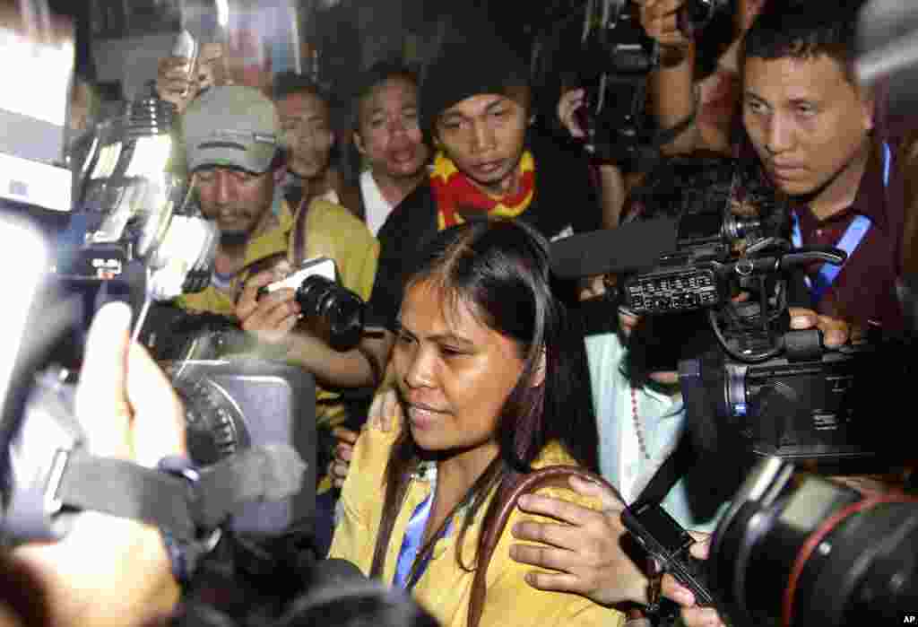 Marites Veloso (front center), sister of the Filipino woman on death row for drug offenses, Mary Jane Veloso, is surrounded by media after visiting her sister in Cilacap, Indonesia, April 29, 2015.