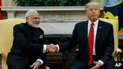 El presidente de EE.UU., Donald Trump (derecha) y el primer ministro de India, Narenda Modi, se reunieron en el salón Oval de la Casa Blanca en Washington, D.C., el lunes, 26 de junio de 2016.