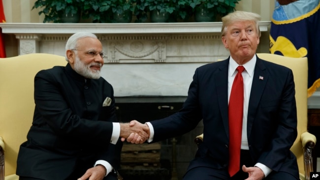 Tổng thống Donald Trump (phải) bắt tay thủ tướng Ấn Độ Narendra Modi trong buổi gặp mặt tại phòng Bầu dục ở Nhà Trắng hôm 27/6. Hai nhà lãnh đạo đã ra tuyên bố chung kêu gọi cho tự do hàng hải trên vùng biển Đông đang có tranh chấp.