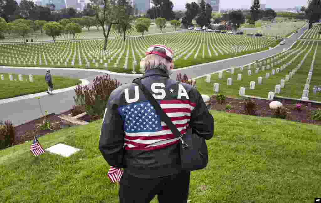 Mike Lackey pays his respects to fallen soldiers on Memorial Day at the Los Angeles National Cemetery in Los Angeles, May 28, 2018.