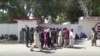 Des familles de victimes attendent devant les services d'urgence de l'hôpital de Helmand, en Afghanistan, le 23 septembre 2019.