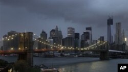 30일 오전 뉴저지주에서 바라본 뉴욕시. 대규모 정전사태로 다리 건너 고층 건물들이 어둠에 쌓여있다.
