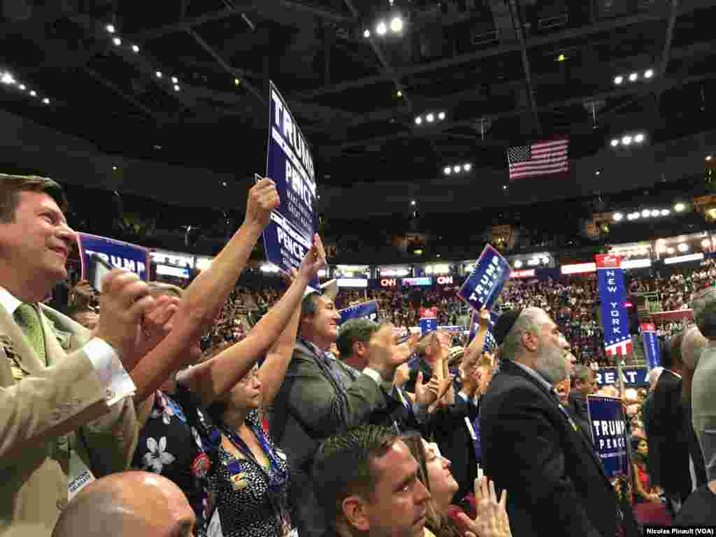 Lors de la deuxième soirée de la convention nationale républicaine qui se tient à Cleveland depuis le 20 juillet 2016. (VOA/Nicolas Pinault) 