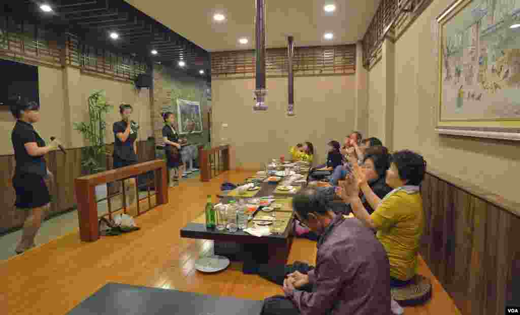 하노이의 북한 식당인 &#39;고려식당&#39; 종업원들이 손님을 위한 공연을 하고 있다.