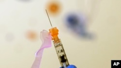 ARHIVA - Medicinska sestra priprema vakcinu u dečjoj bolnici u Vašingtonu