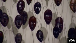A hanging-mask artwork by African-American artist David Hammons. (L. Bryant/VOA)
