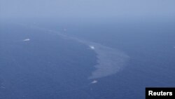 Tumpahan minyak dari kapal tanki Iran yang tenggelam di pantai timur China terlihat hari Selasa (16/1). 