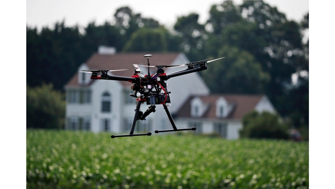 Dengan berkembangnya teknologi, drone semakin sering digunakan para petani baik dalam industri pertanian maupun peternakan. (Foto: ilustrasi).